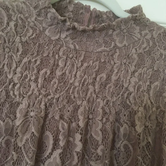 Cable & Gauge Pinky Taupe Lace Top - Picture 2 of 7